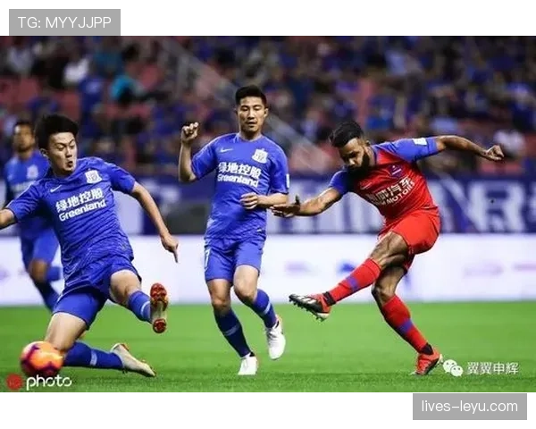 蒋圣龙训练完直接躺草皮上啃能量胶，这自律程度我真看傻了