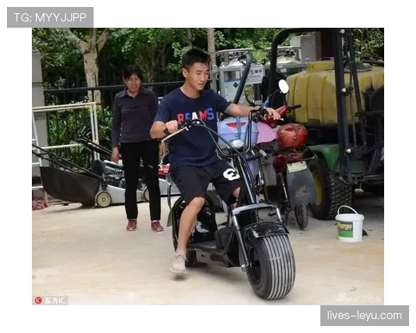 韦世豪豪车旁啃路边烤串，那一瞬间我忘了他是球员